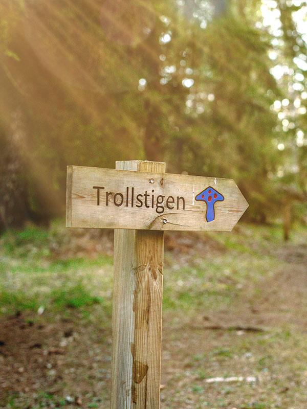 Skylt som visar Trollstigen