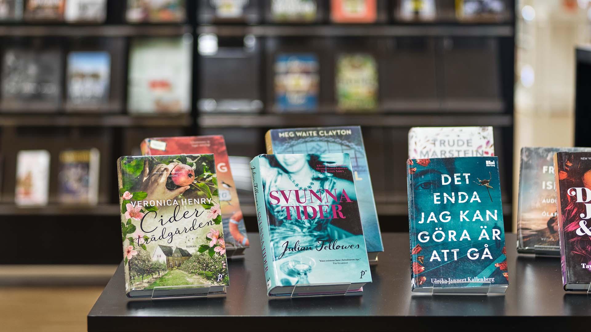 Böcker på display på en hylla