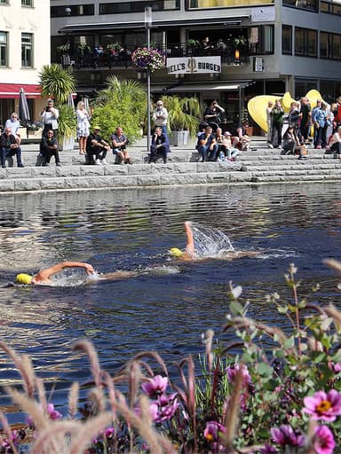 Två personer som simmar i Viskan