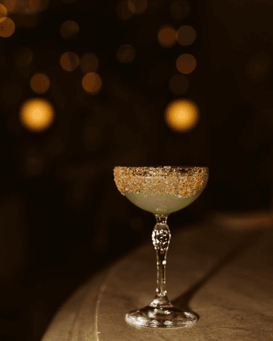 Grön drink i glas med fot