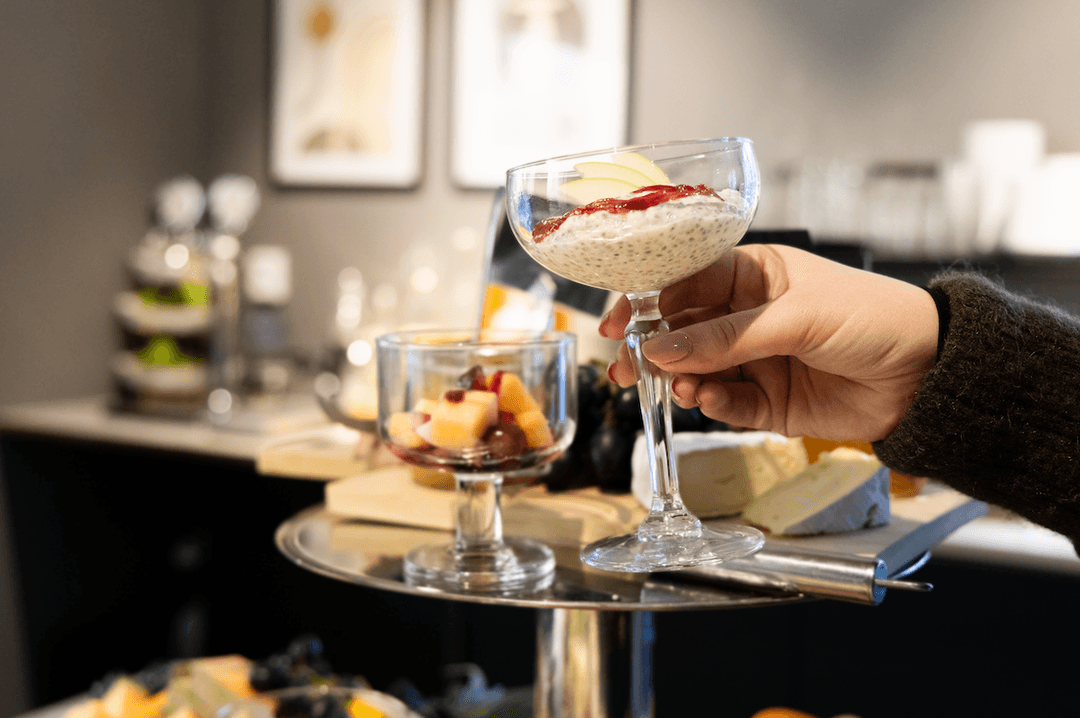 Chiapudding på en frukostbuffé.