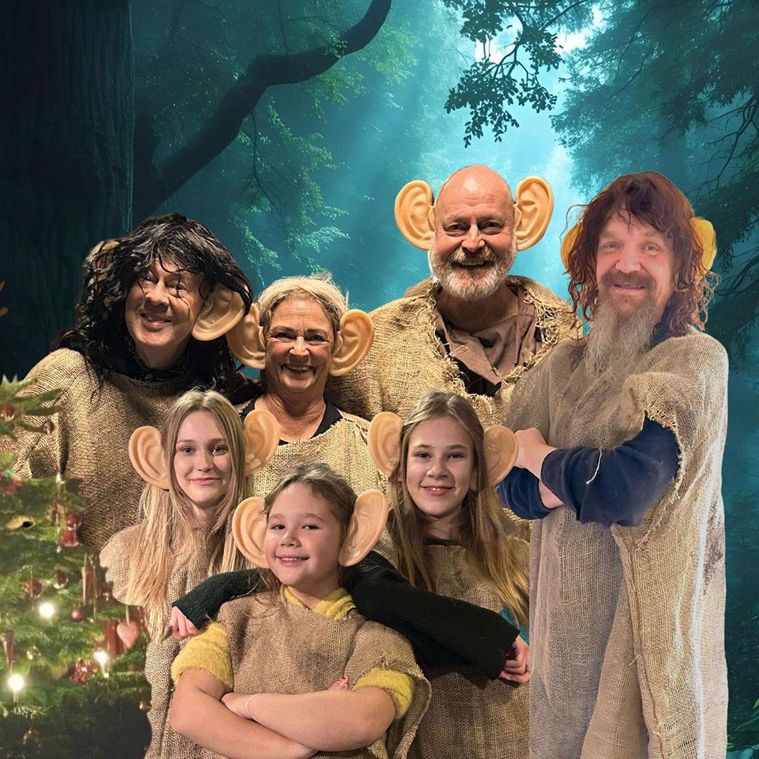 en grupp människor utklädda till troll