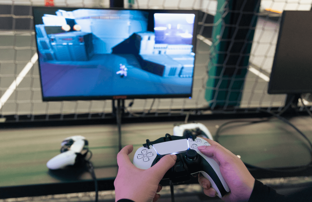 En person spelar med spelkonsoll.