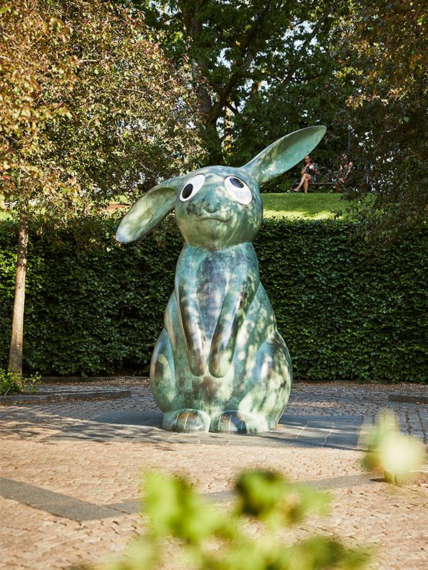 Konsverk föreställande en kanin i Stadsparken.