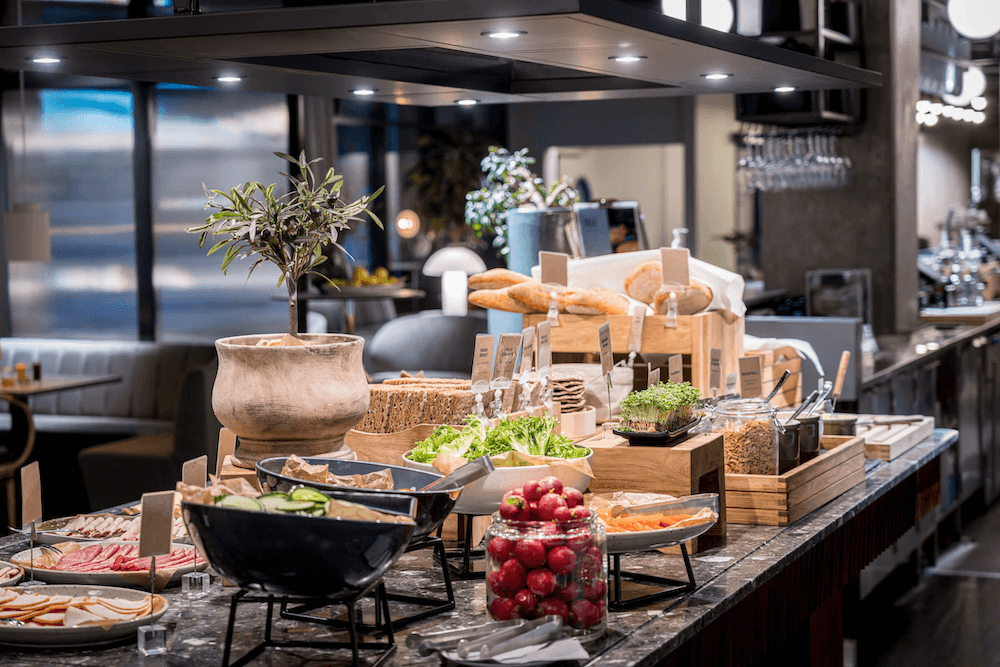 Frukostbuffé uppdukad i ett hotell.