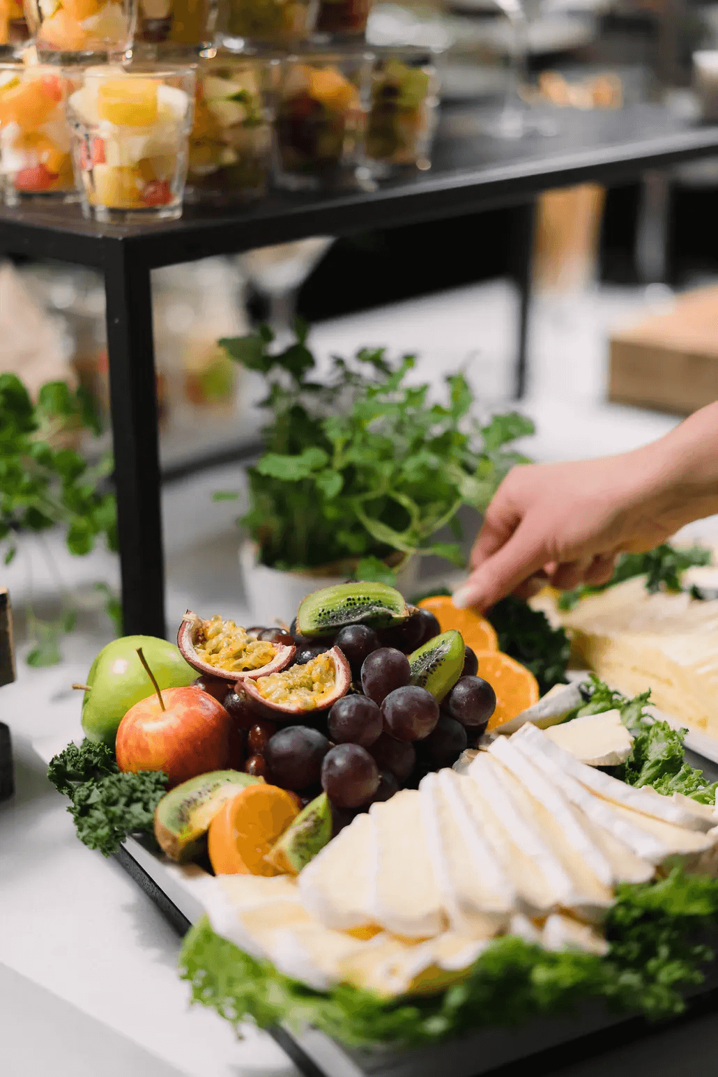 Frukostbuffé uppdukad.