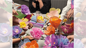 Blommor av crépepapper och silkespapper.