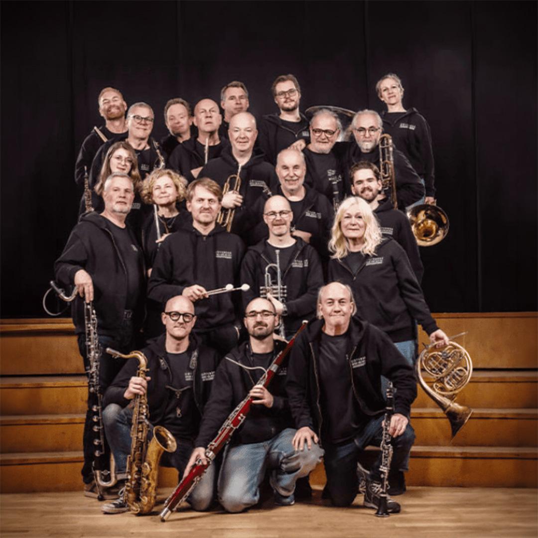 bandmedlemmar framför en scen