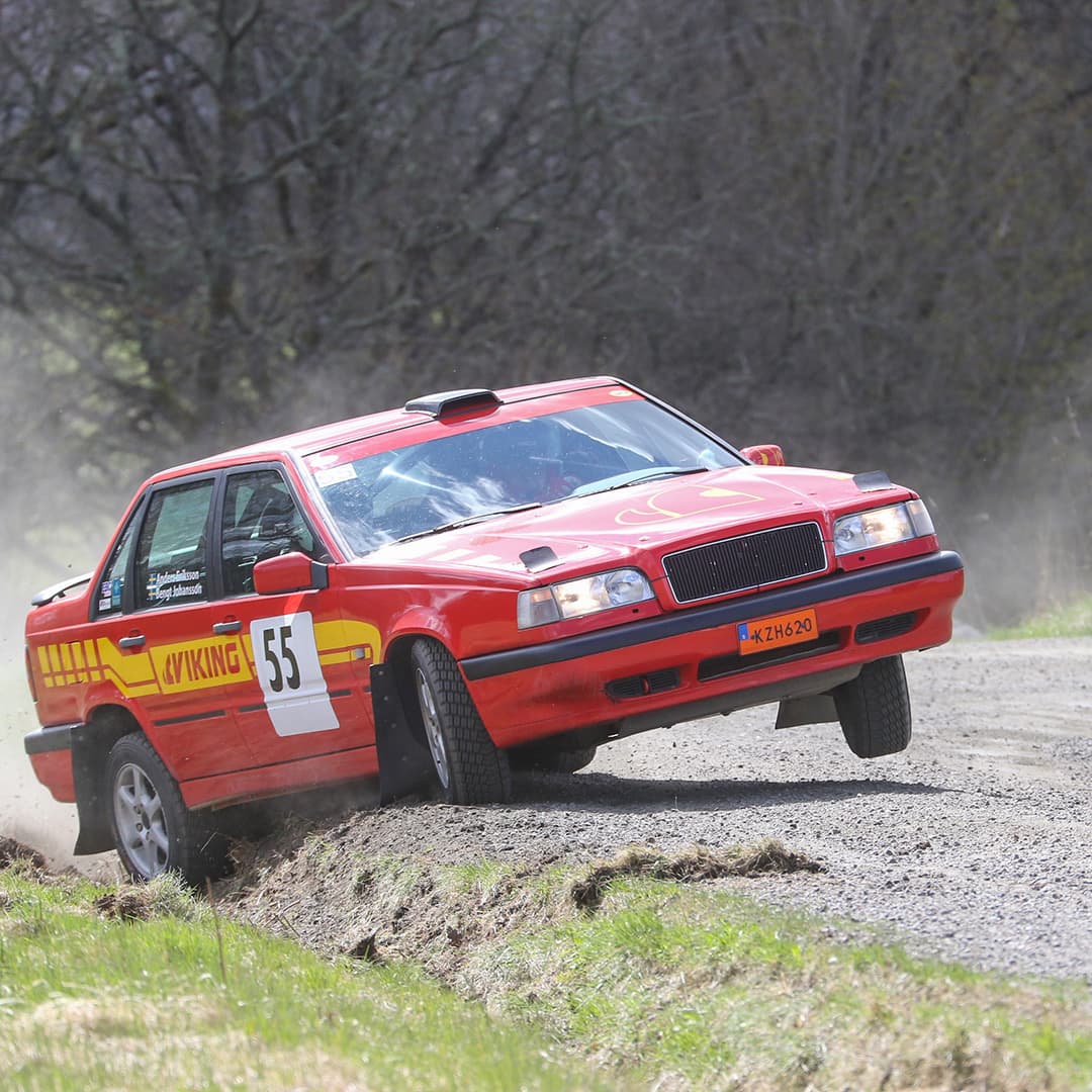 röd rallybil
