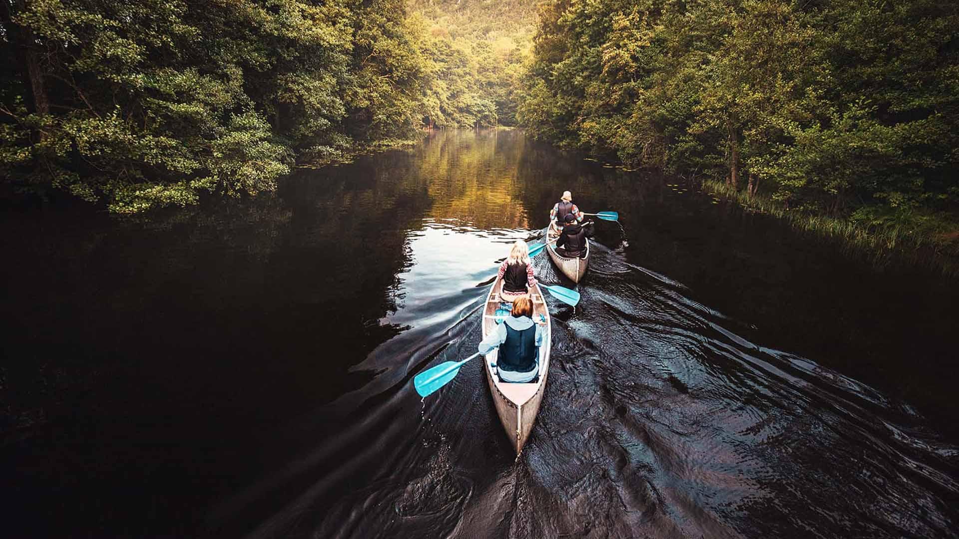 Två kanoter på vatten