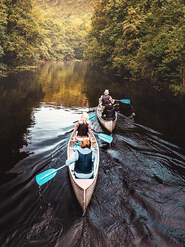 Två kanoter på vatten