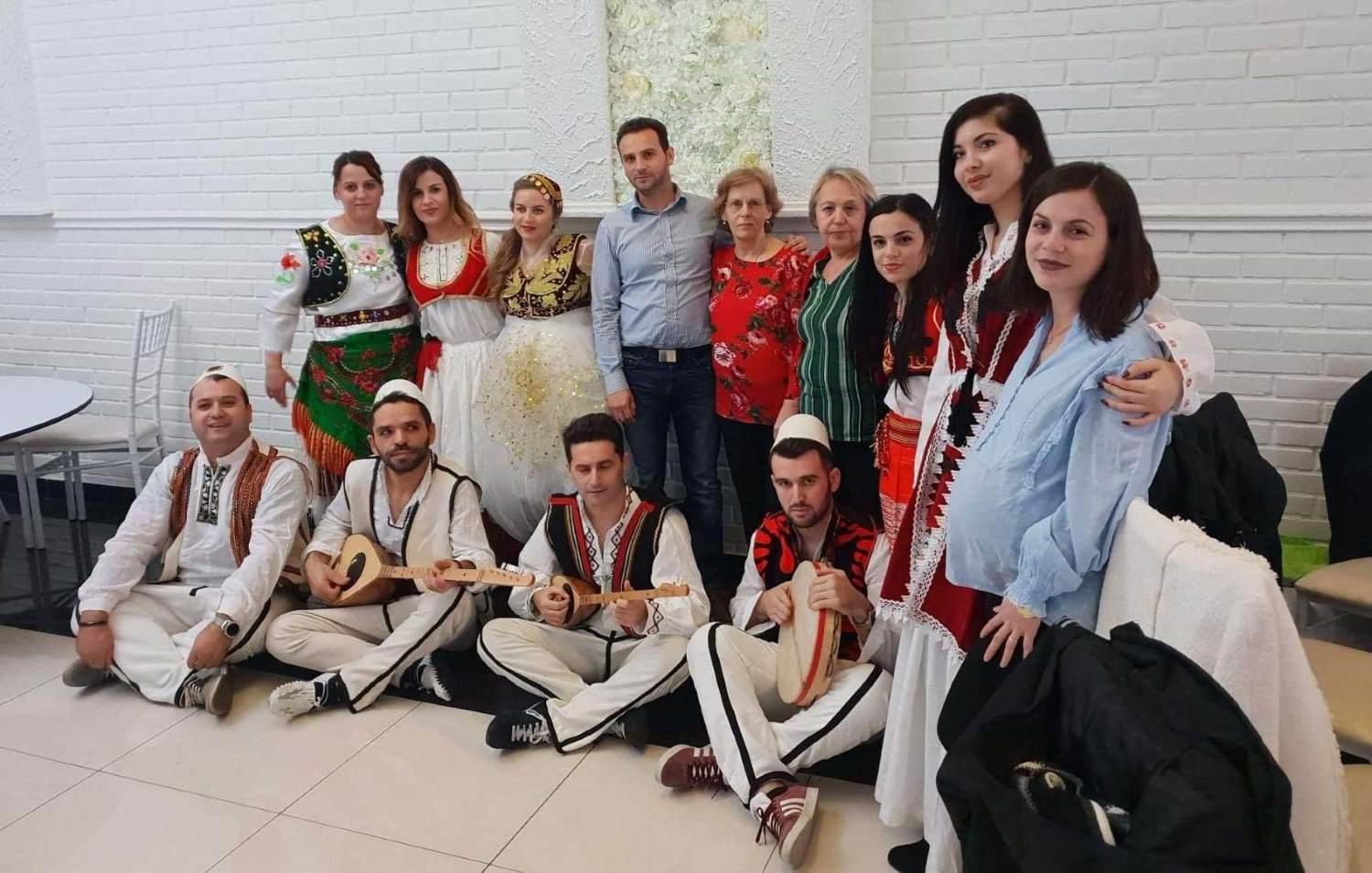 Albanska föreningens dansare och musiker